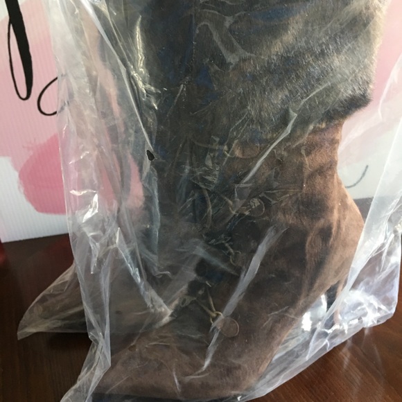 Chocolate Brwn Suede Lace-up Faux Fur Cuffed Boots - Picture 2 of 8